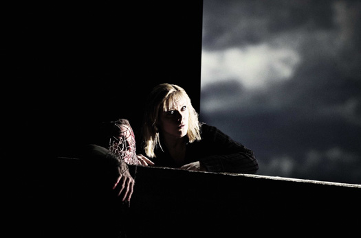 Eva Johansson som Elektra med sin myrdede far i et badekar. Fra Peter Konwitschnys opsætning på Operaen i København.