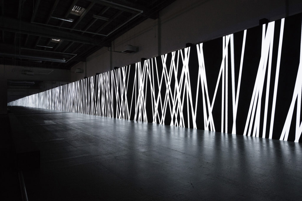  Carsten Nicolai: unidisplay (2012). Installation shot, Copenhagen Contemporary, 2016. Foto: Anders Sune Berg